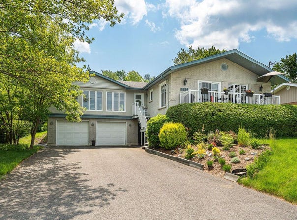 350 Rue Bullard, Magog, Quebec J1X 3N5
