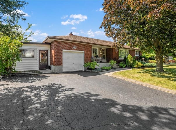 4 Tamarack Street, Welland, Ontario L3C4X5