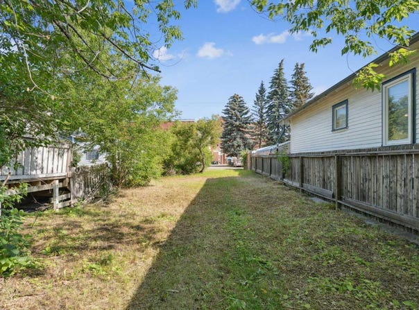 206 12 Avenue NW, Calgary, Alberta T2M 0C5