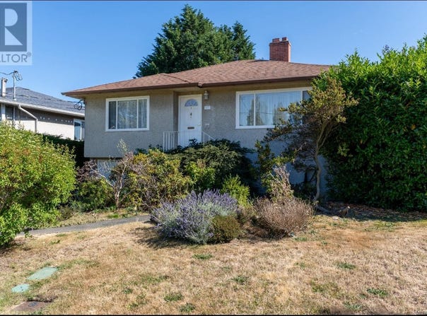 1971 Carnarvon Street, Saanich, British Columbia V8R2T9