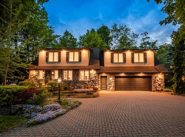 843 Place des Mésanges, Saint-Bruno-de-Montarville, Quebec J3V 6E4