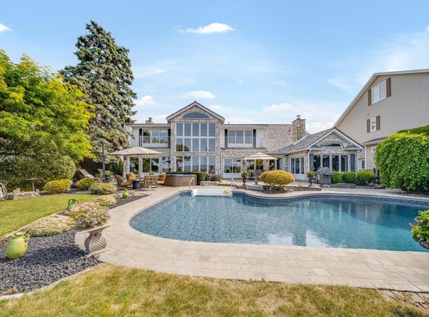 13018 RIVERSIDE DR, Tecumseh, Ontario N8N1A8