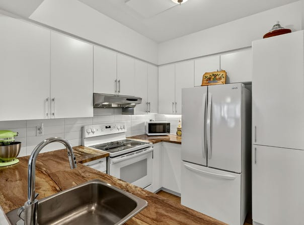 305 Rue Laviolette, Saint-Jérôme, Quebec J7Y4H7