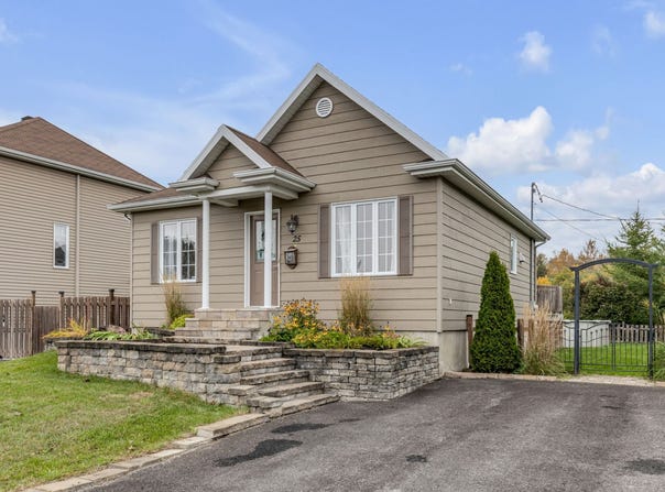 25 Rue Dunham, Charlesbourg, Quebec G2N1L4