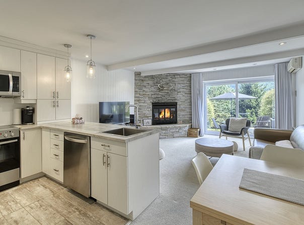 227 Ch. de Lac-Tremblant-Nord 412, Mont-Tremblant, Quebec J8E 1B4