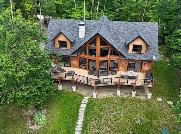 121 Ch. du Pavillon-Kanata, Amherst, Quebec J0T 2L0
