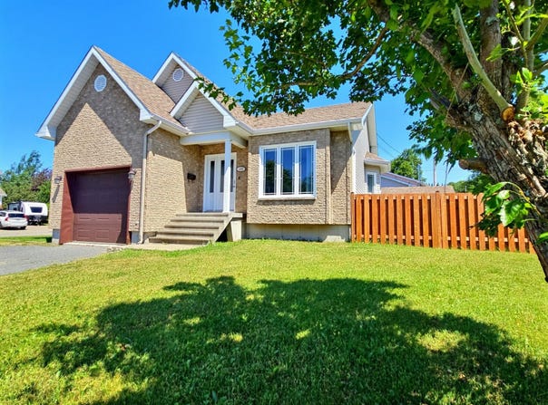 105 Rue Hovington, Matane, QC G4W4R4, CA, Matane, Quebec G4W4R4