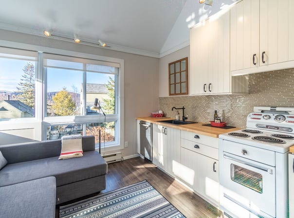 141 Ch. au Pied-de-la-Montagne 2111, Mont-Tremblant, Quebec J8E 2M3