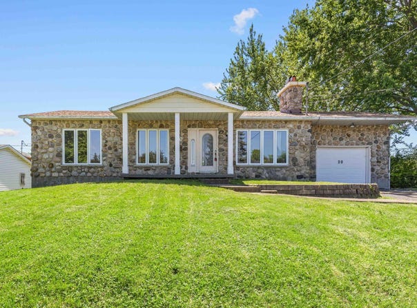 20 Rue Michel, Beloeil, Quebec J3G5L7