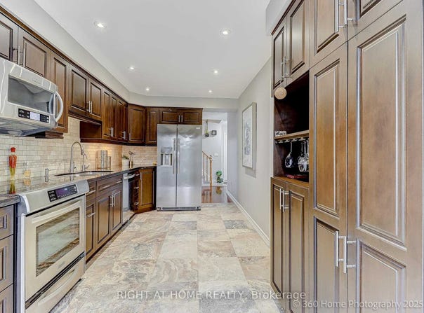 32 Heathcliffe Square, Brampton, Ontario L6S5P7
