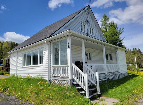 128 Rue St-Pierre, Causapscal, Quebec G0J1J0