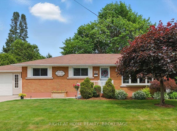 253 Nakoma Road, Hamilton, Ontario L9G1S8