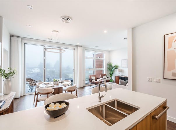 9570 Fifth St, Sidney, British Columbia V8L2W5