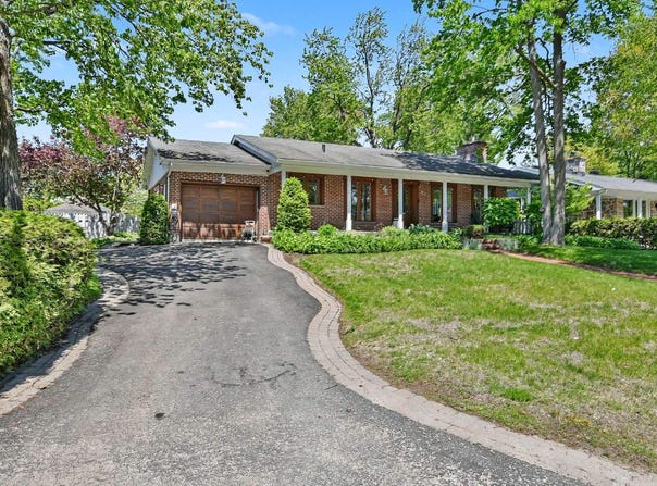 822 Rue Moreau, Sainte-Thérèse, Quebec J7E2N2