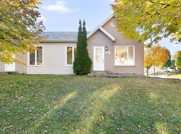 6211 Rue du Cabernet-Sauvignon, La Haute-Saint-Charles, Quebec G3E1Z2