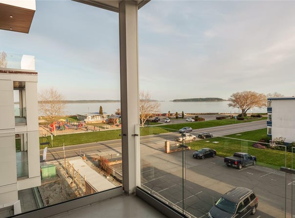 9570 Fifth St, Sidney, British Columbia V8L2W5