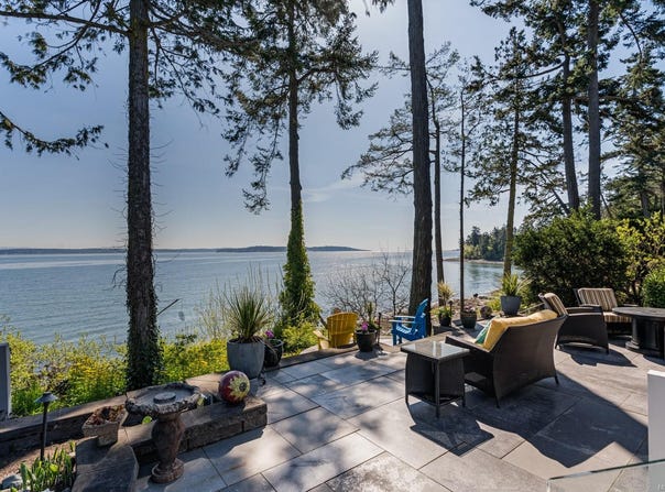 9055 Lochside Dr, North Saanich, British Columbia V8L 1N1