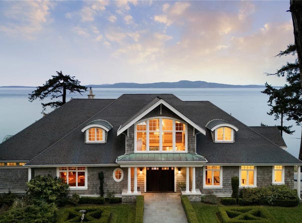 2600 Queenswood Dr, Saanich, British Columbia V8N1X5