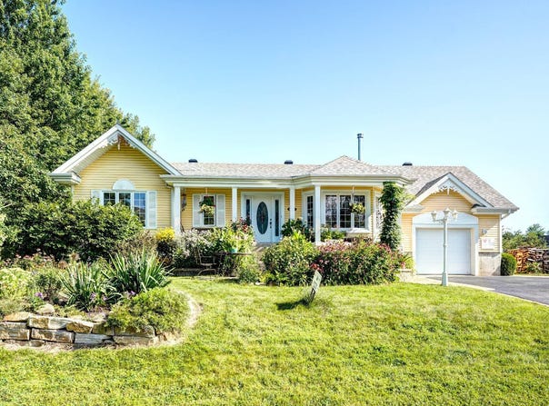 2566 Rue de Bonaventure, Saint-Lazare, Quebec J7T2M2