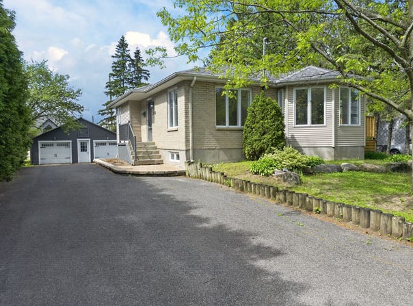 218 Rue Ruth, Otterburn Park, Quebec J3H1A5