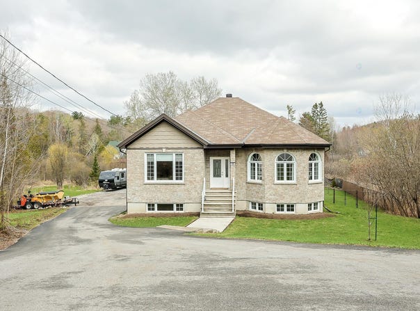 335 Ch. Denis, Cantley, Quebec J8V 2X1