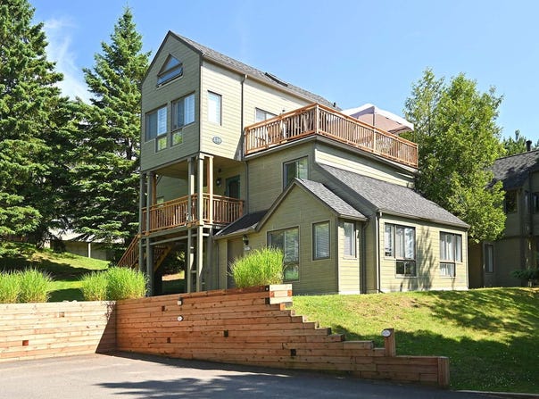 139 Ch. au Pied-de-la-Montagne 2126, Mont-Tremblant, Quebec J8E 2M3