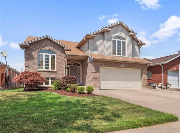 7721 Parkview Crescent, Niagara Falls, Ontario L2H2X4