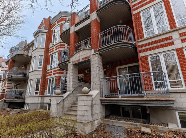 42 Av. Ste-Hélène, Saint-Lambert, Quebec J4R1S2