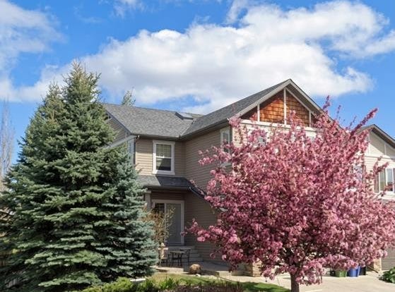 204 Eversyde Mews SW, Calgary, Alberta T2Y 5A4