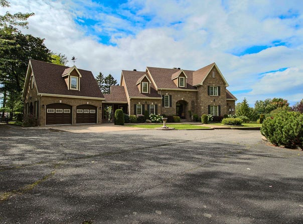 64 Av. des Retraites, Mont-Joli, Quebec G5H1W8