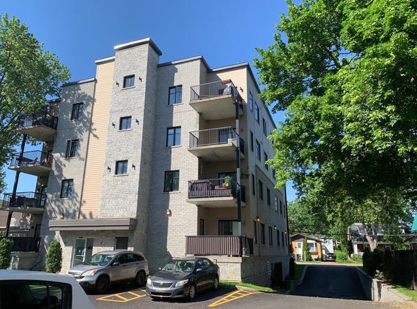 111 Av. du Parc, Laval-des-Rapides, Quebec H7N3W9