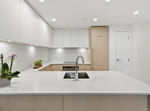 1100 Yates St 606, Victoria, British Columbia V8V 0H5