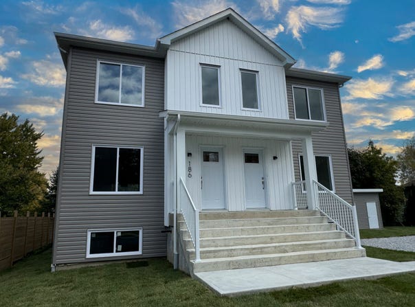 186A-186B Rue Champagnat, Henryville, Quebec J0J1E0