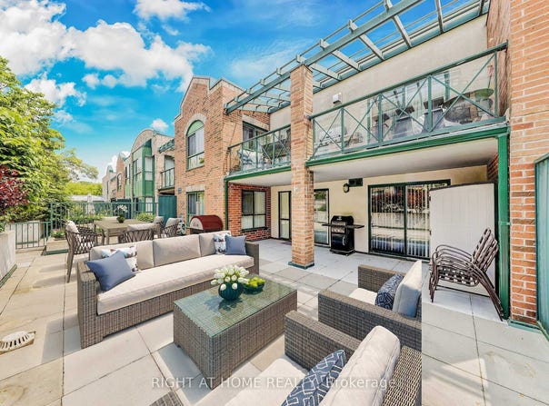 221 - 121 Woodbridge Avenue N, Vaughan, Ontario L4L9E3