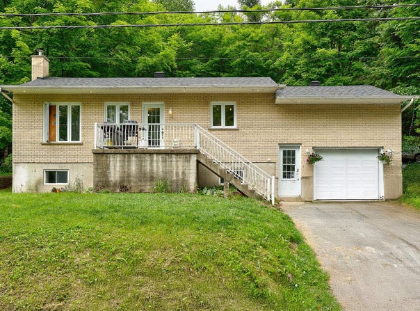 17 Ch. de la Montagne, Brownsburg-Chatham, Quebec J8G 3B4