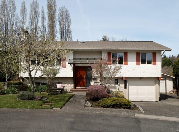 3916 Landis Pl, Saanich, British Columbia V8X4C1