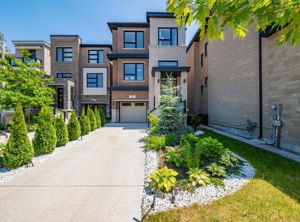 23 Hollyhock Court, Toronto, Ontario M3B 0B4