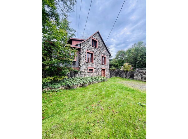 385 Ch. du Lac-Bleu, Saint-Hippolyte, Quebec J8A1L9