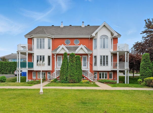 815 Rue des Châteaux, Beloeil, QC J3G6P4, CA, Beloeil, Quebec J3G6P4