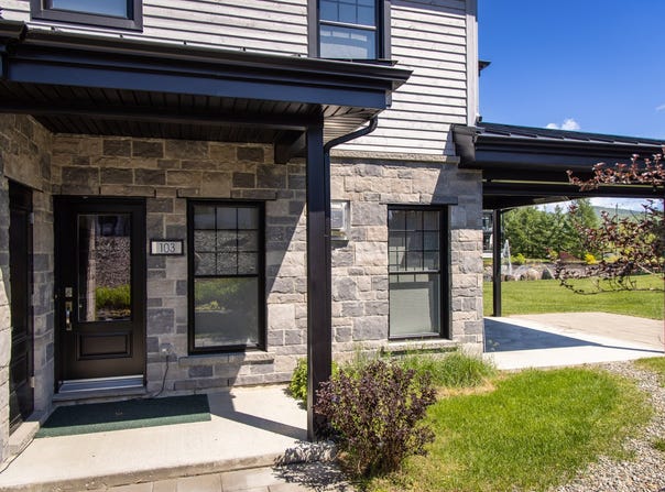 247 Rue de lAigle 103, Bromont, Quebec J2L 0S8