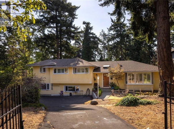 3935 Tudor Avenue, Saanich, British Columbia V8N4L2