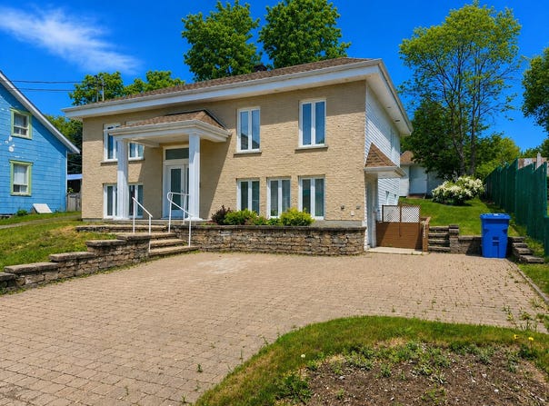 111-115 Av. Auger, Roberval, Quebec G8H1C3
