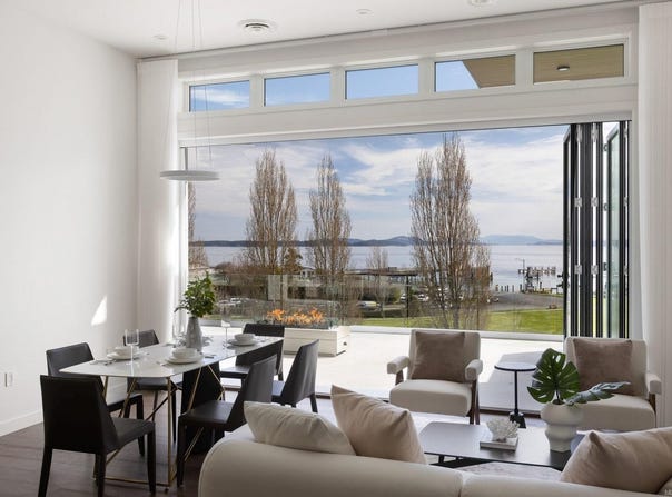 9570 Fifth St, Sidney, British Columbia V8L 2W5