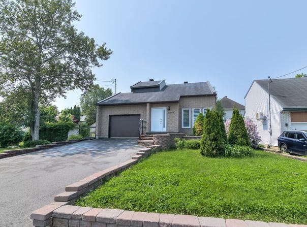 6890 Rue Riopelle, Auteuil, QC H7H2R8, CA, Auteuil, Quebec H7H2R8
