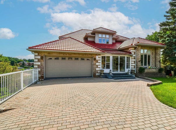 11 Thackeray Crescent, Barrie, Ontario L4N6J6