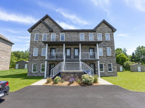 321 Av. des Diamants, Sainte-Marie, QC G6E4H4, CA, Sainte-Marie, Quebec G6E4H4