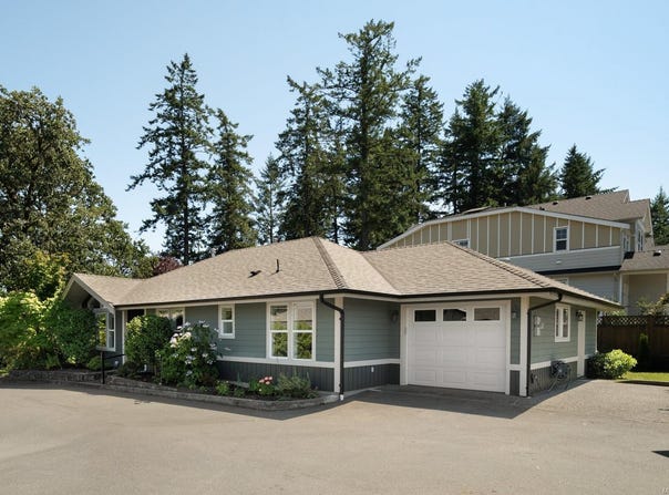 707 Greenlea Dr, Saanich, British Columbia V8Z3E7