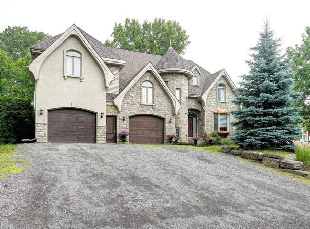 995 Rue du Lac-de-Mai, Fabreville, QC H7P3M3, CA, Fabreville, Quebec H7P3M3
