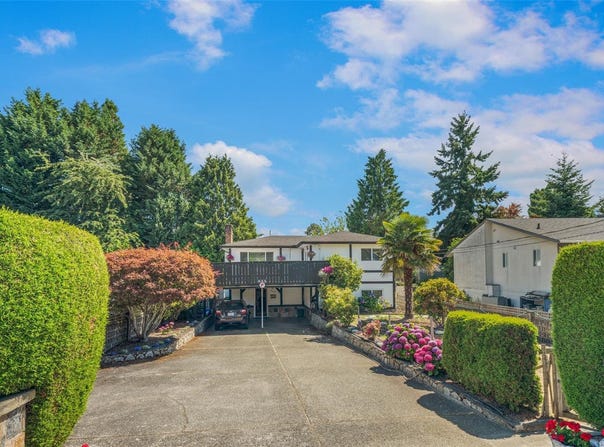 955 Tattersall Dr, Saanich, British Columbia V8X 2X1