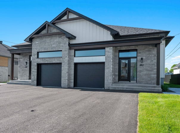 985 Rue du Verbe-Divin, Granby, Quebec J2J0W1